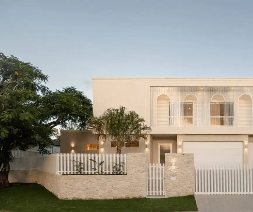 Alba Loose Random Wall Cladding featuring light ivory sandstone with organic tumbled edges installed on a contemporary exterior façade.