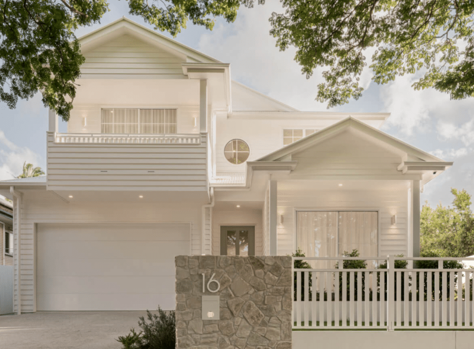 Alba loose random wall cladding installed on a modern coastal home, featuring natural free form stone with soft neutral tones on a front fence and façade.